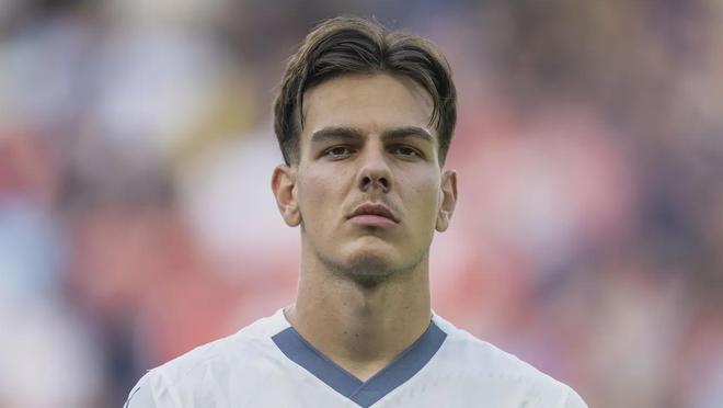 担任左后卫 担任左后卫